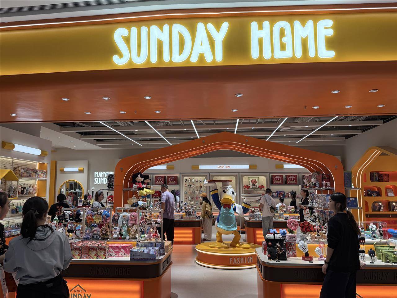 迪士尼蛋糕变身拍拍灯！武汉新开一家潮流艺术家居店为顾客提供情绪价值